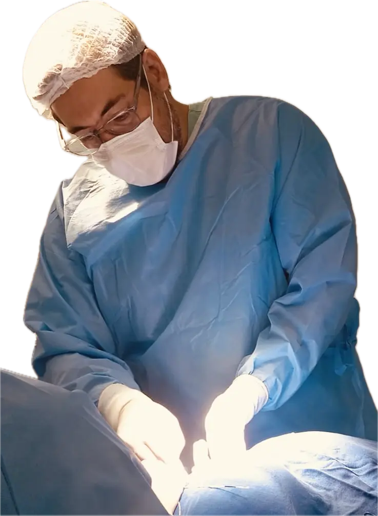 Dr. Fábio Henrique durante procedimento cirúrgico